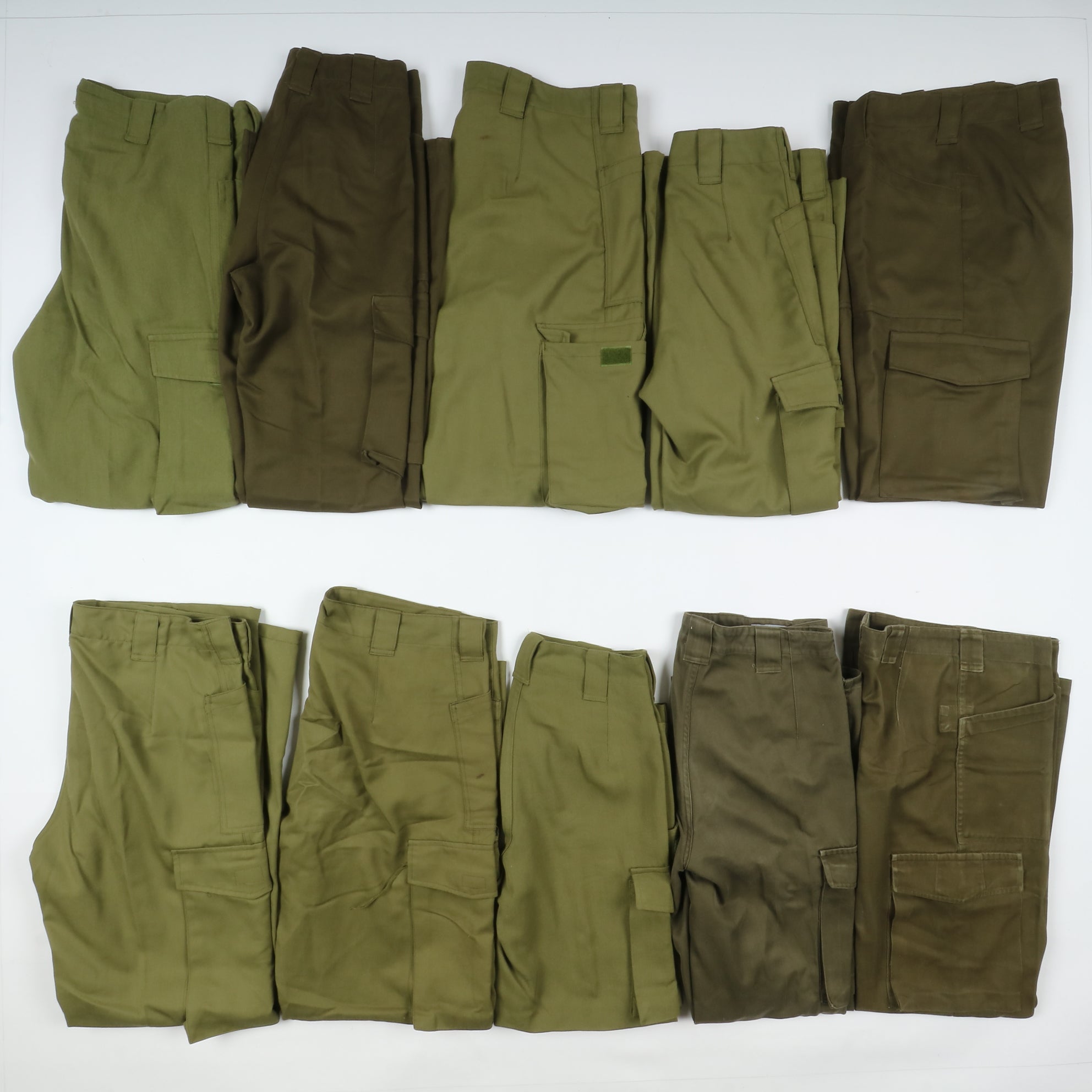 Pantaloni cargo militari e civili mimetici verde e camouflage stock d Vintage Clothing